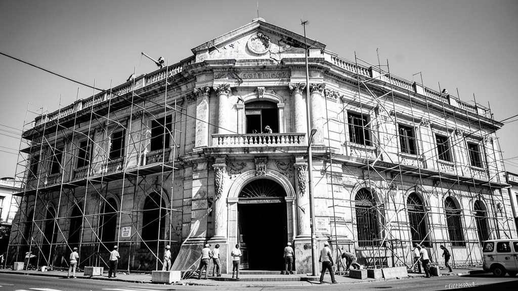 Prefectura del Guayas interviene fachada por seguridad en edificio central
