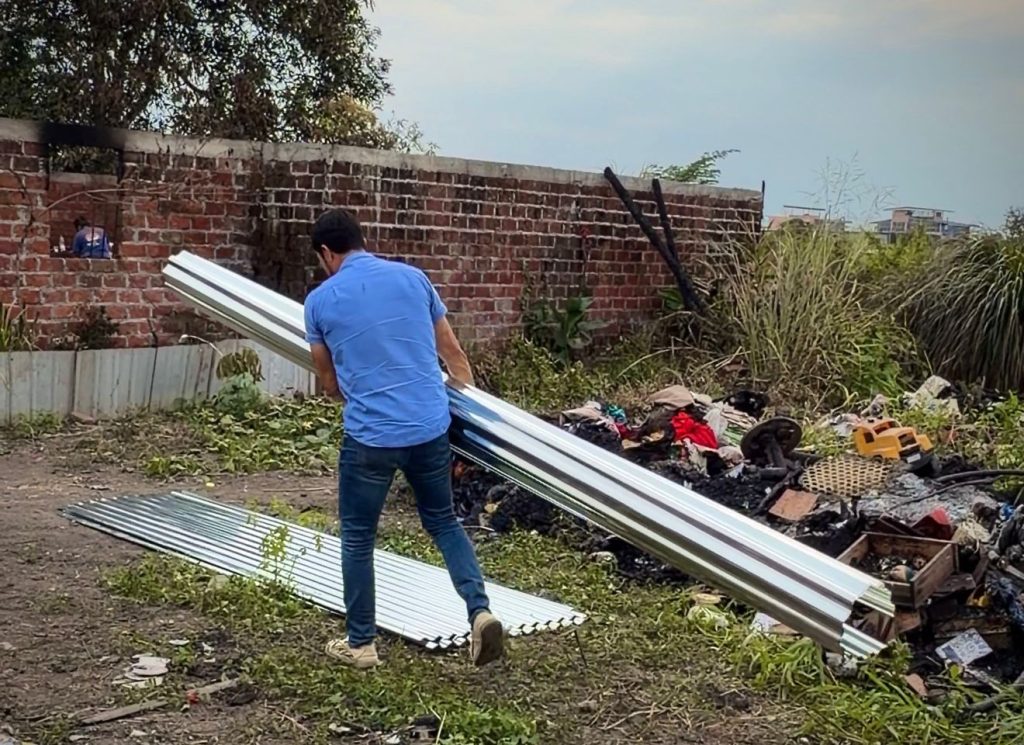 Municipio de Naranjito entrega ayuda a familia tras incendio en Assad Bucaram