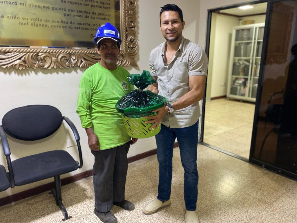 Municipio de Naranjito entrega canastas a empleados destacados de Higiene Ambiental