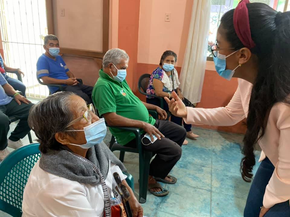 Octogenarios de Naranjito aprenden a nutrirse en el Centro Baltazara Calderón