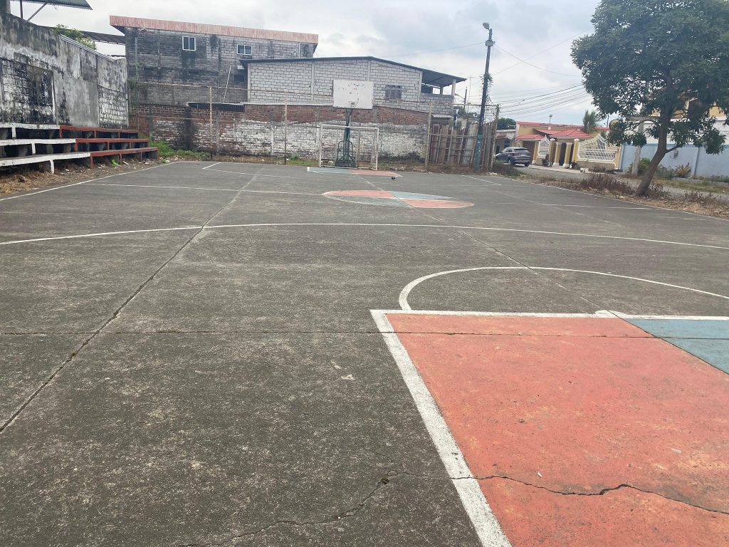 Alcaldía de Naranjito repara cancha en San Enrique para el deporte local