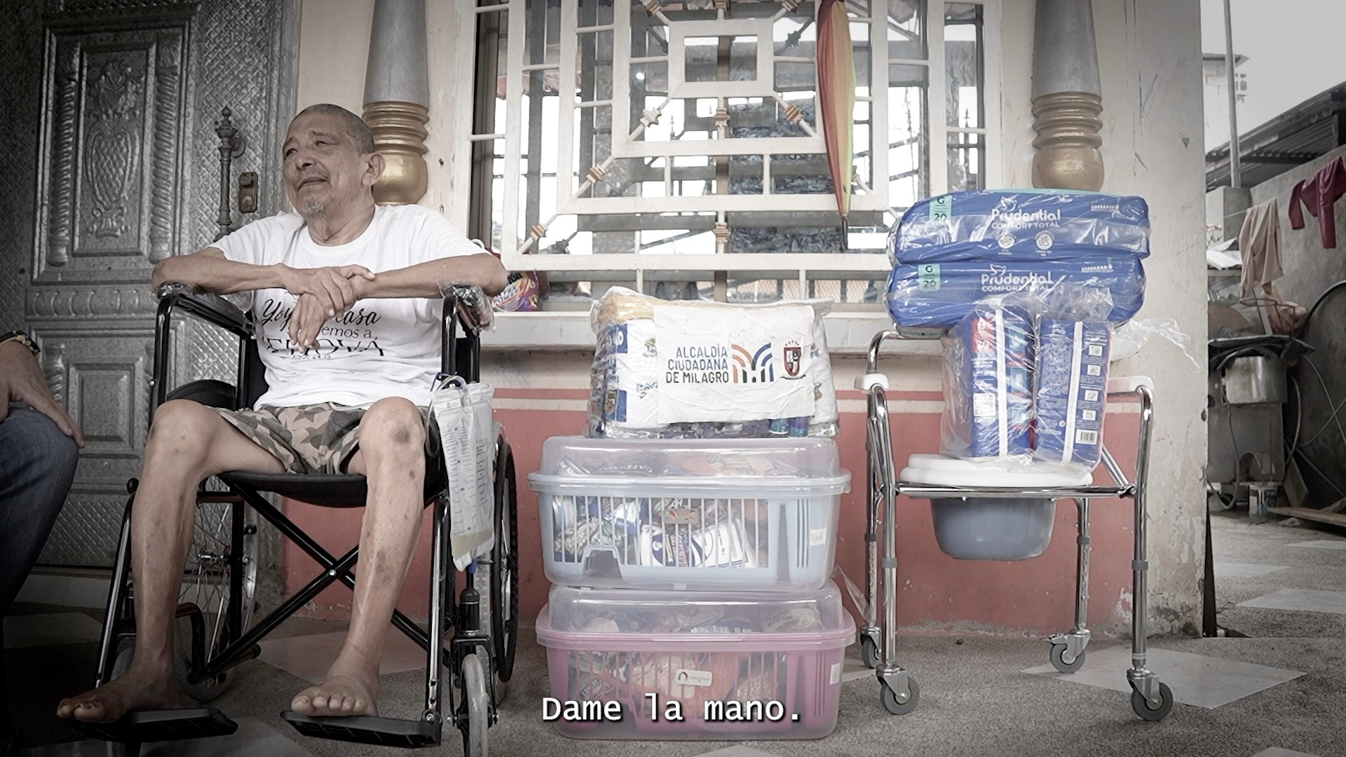 Municipio de Milagro entrega sillas de ruedas y kits a vecinos con movilidad reducida