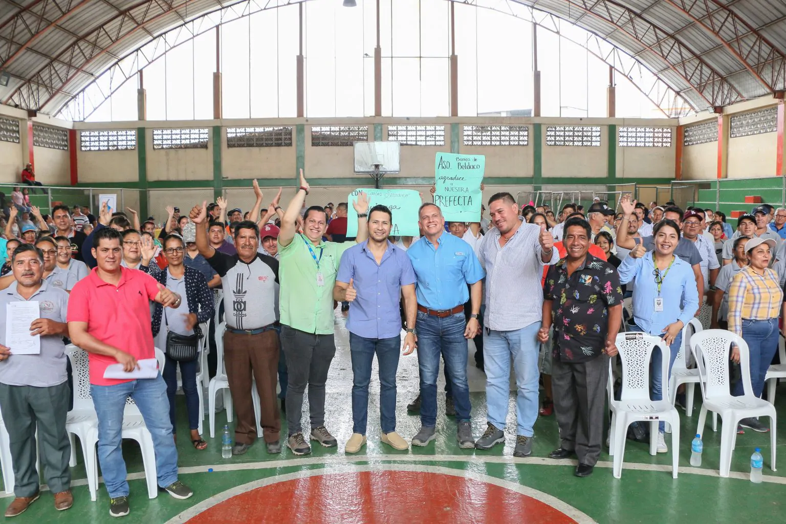 Prefectura del Guayas entrega kits de fertilizantes a 312 cacaoles en Naranjito