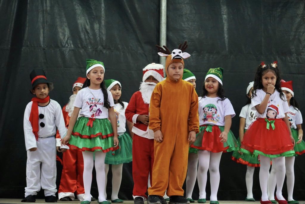 Coros escolares llenaron de música las calles de Naranjito en diciembre