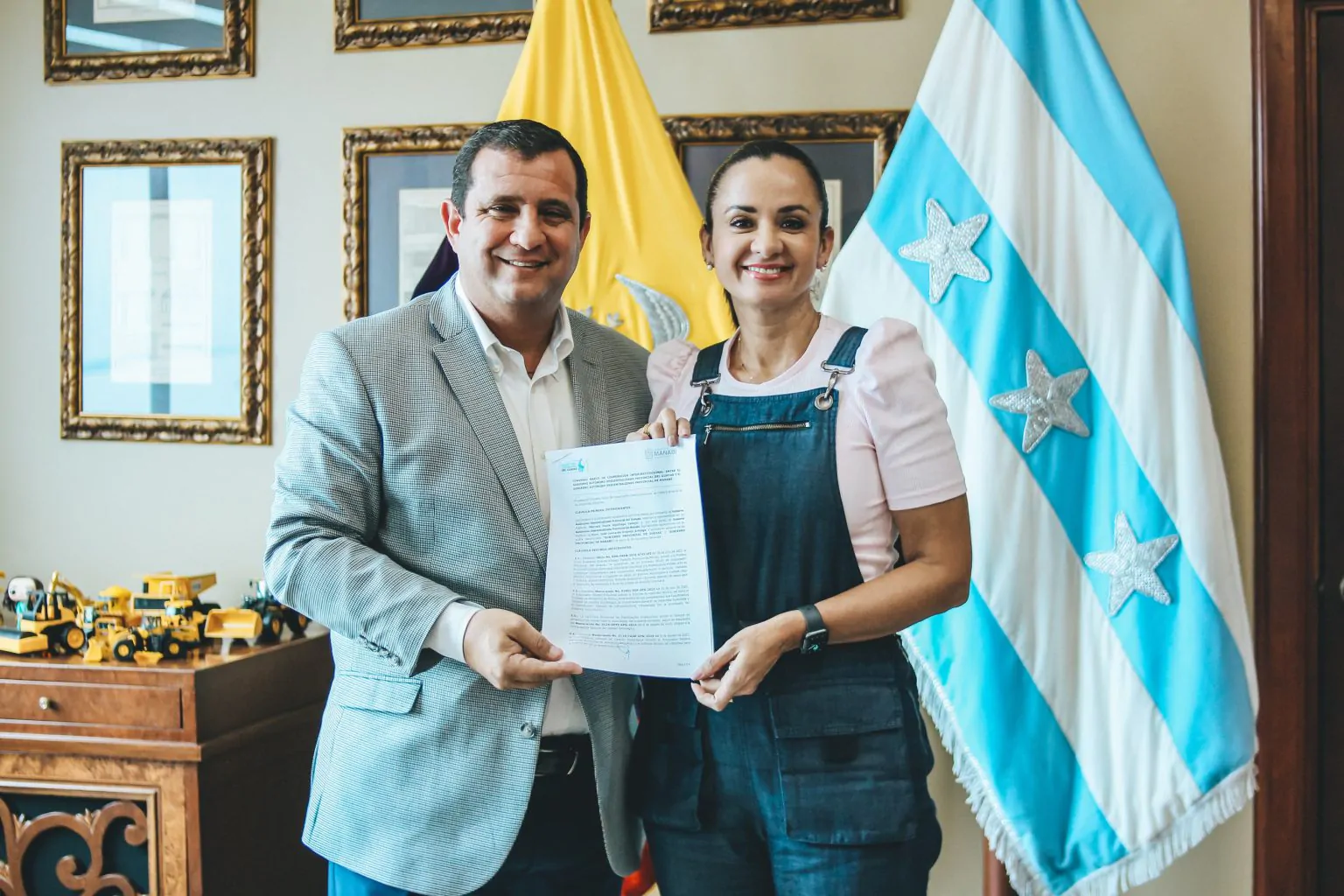 Prefecturas del Guayas y Manabí firman convenio para integrar ejes viales y fomento productivo
