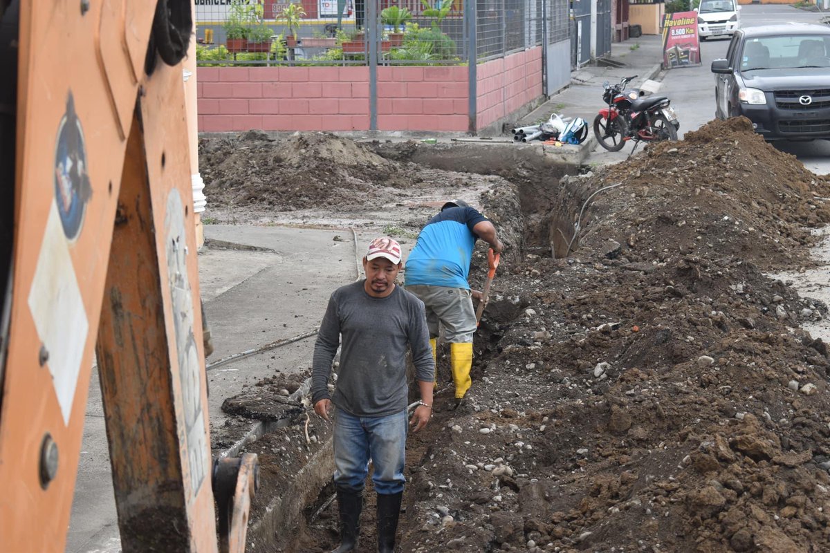 Reparan tubería matriz en San Enrique para recuperar el agua en Naranjito