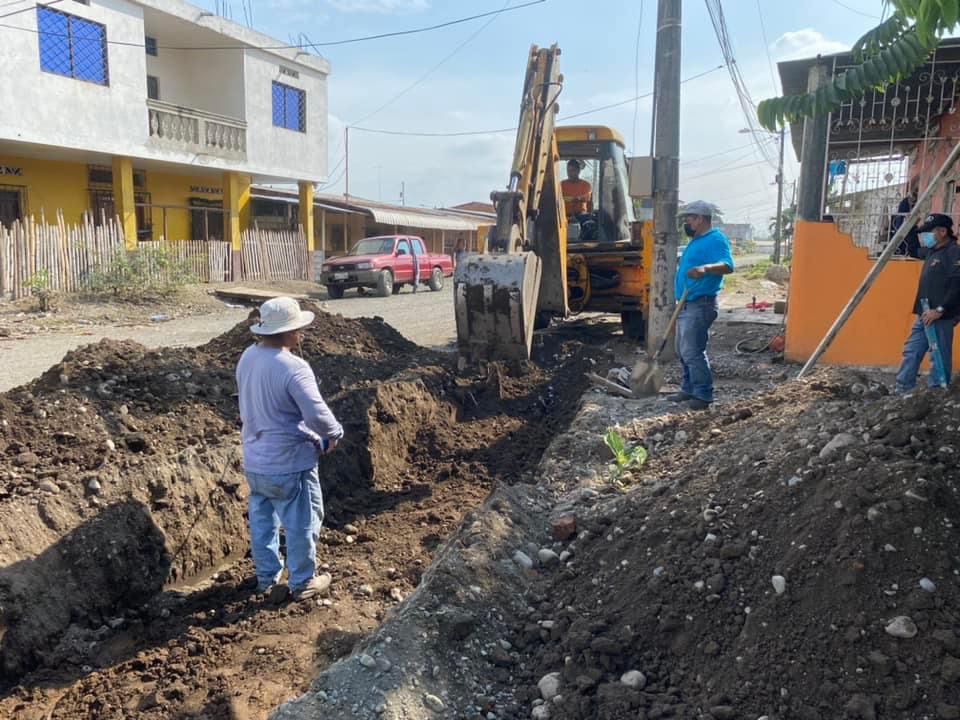 Obreros inician aceras en Jorge Cevallos, Naranjito