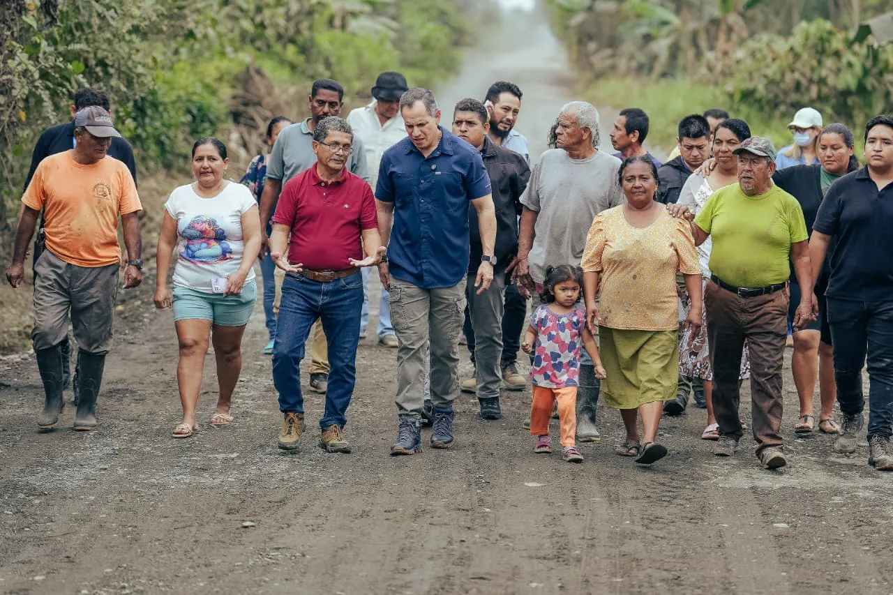 Prefectura del Guayas avanza en mejoramiento de 7,97 km de vía en Naranjito