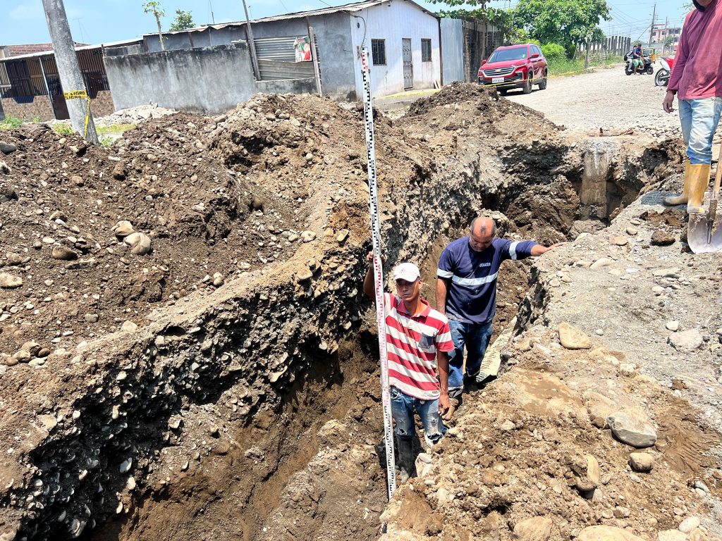 Instalan tuberías de aguas servidas en Campamento 5, Naranjito