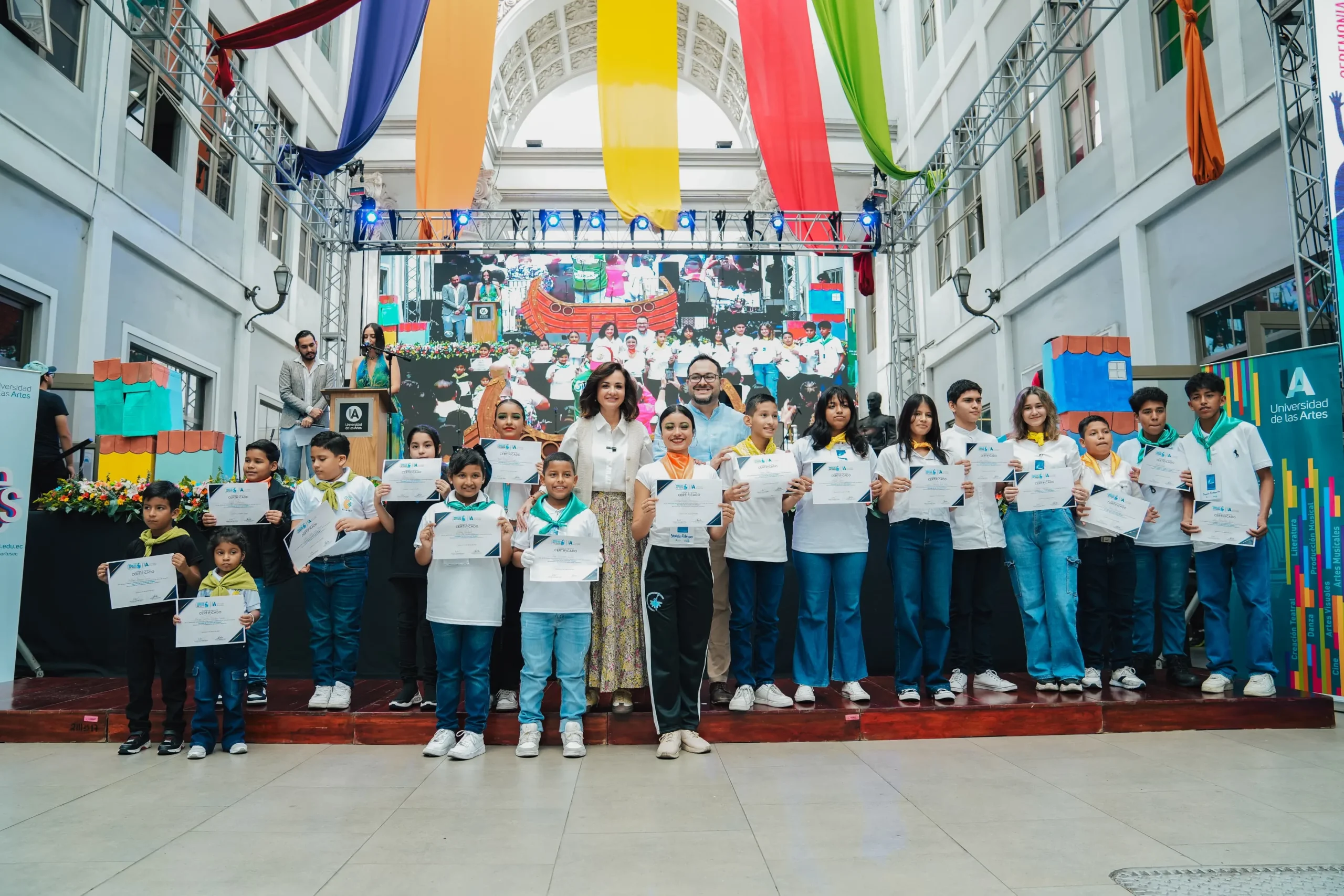 Más de 2.000 jóvenes se graduaron en las Escuelas de las Artes del Guayas