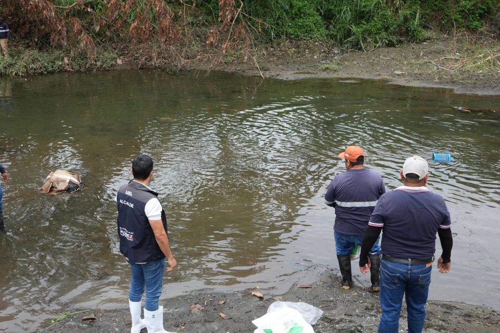 Alcaldía de Naranjito limpia el Estero El Chorrón con minga ambiental