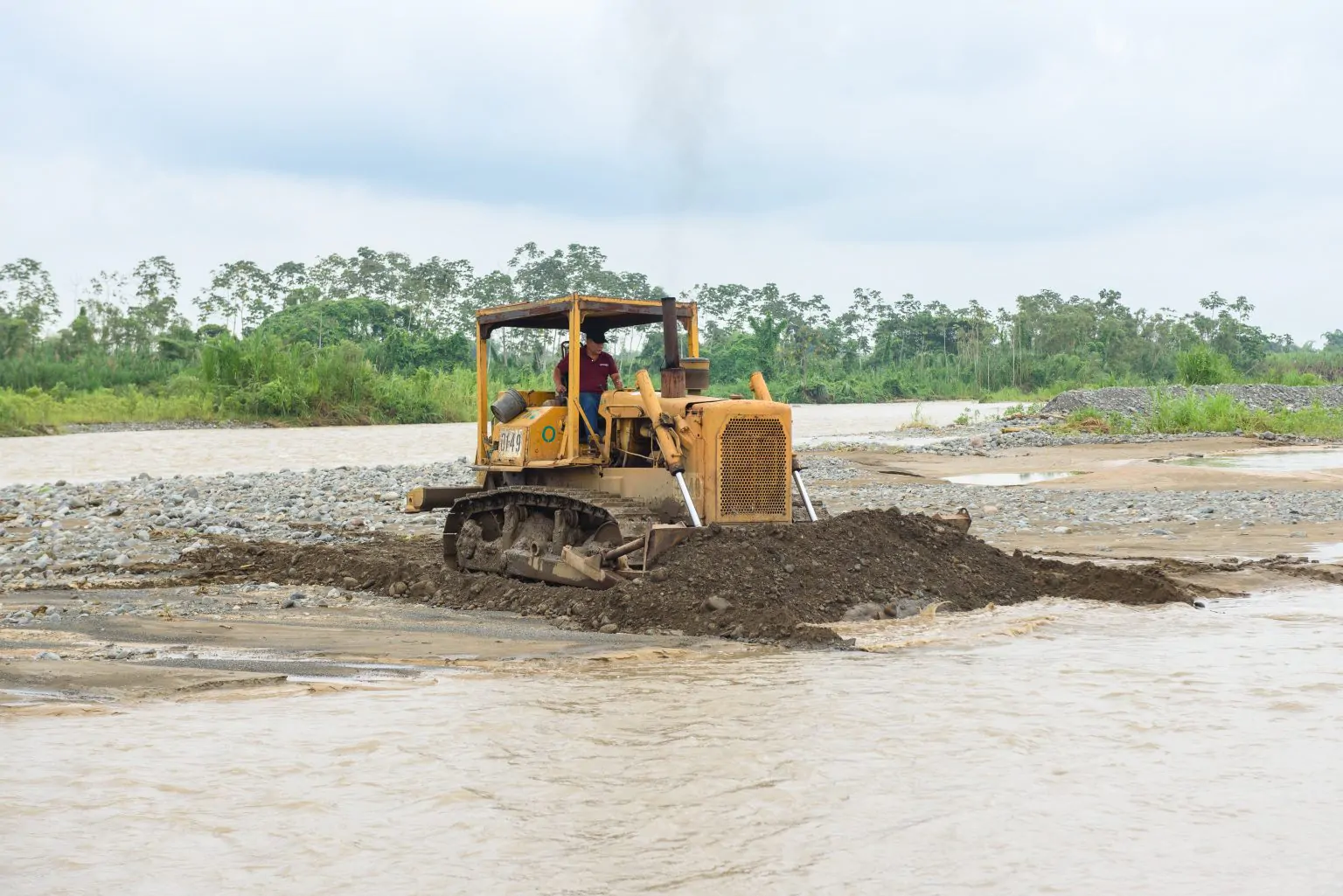 Prefectura del Guayas reconstruye muro de contención en Barraganetal para proteger cultivos