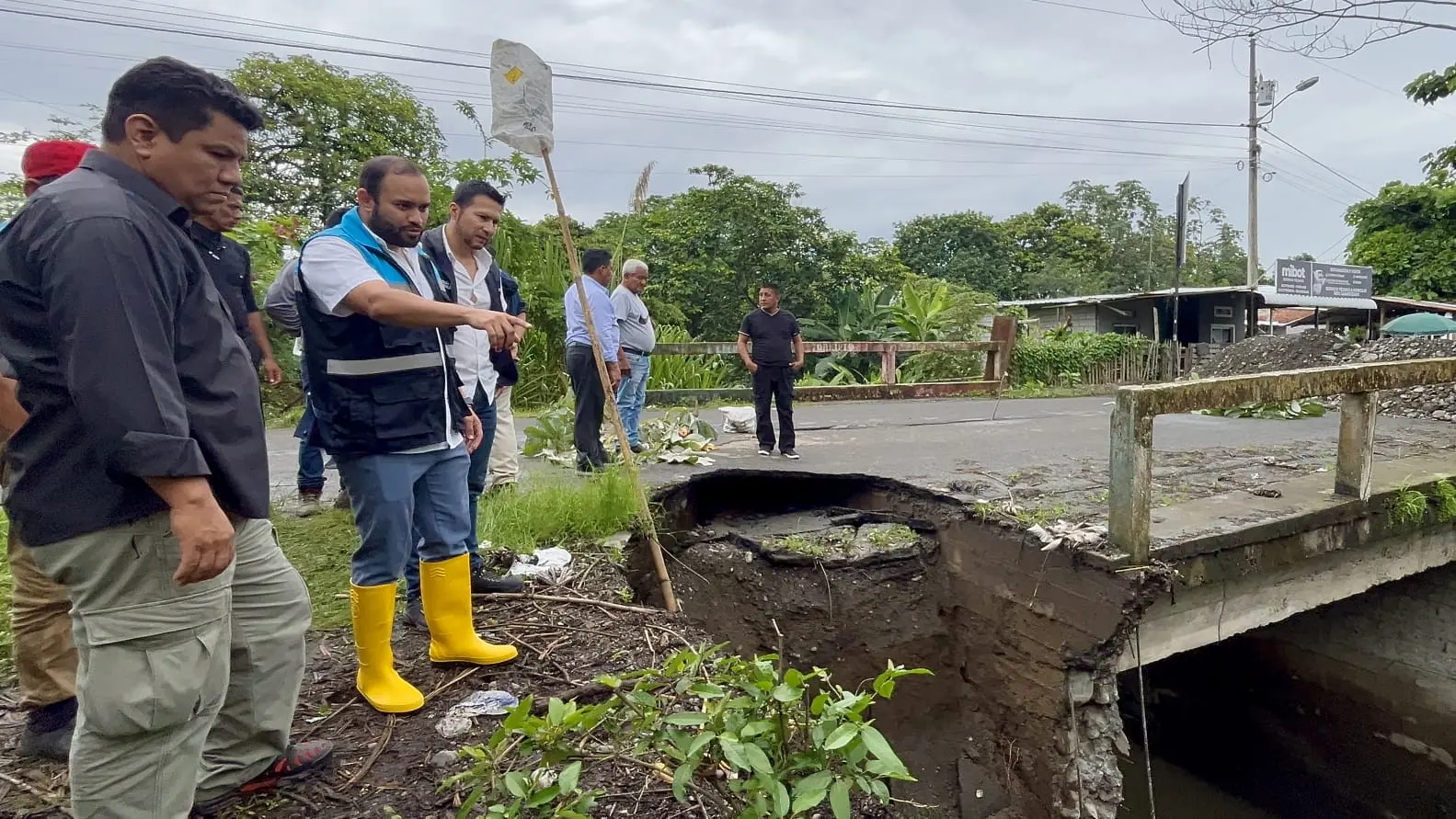 Prefectura del Guayas instala puente Bailey en Naranjito tras colapso en estero Papayal