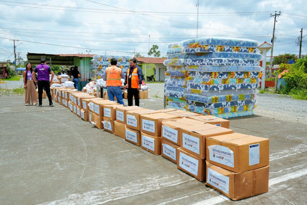 Familias de Rocafuerte reciben kits de alimentos y dormitorio por las lluvias