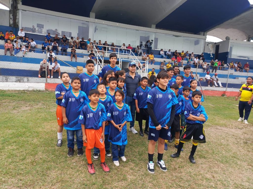Ex-glorias del fútbol visitan Naranjito en Milagro para motivar a jóvenes