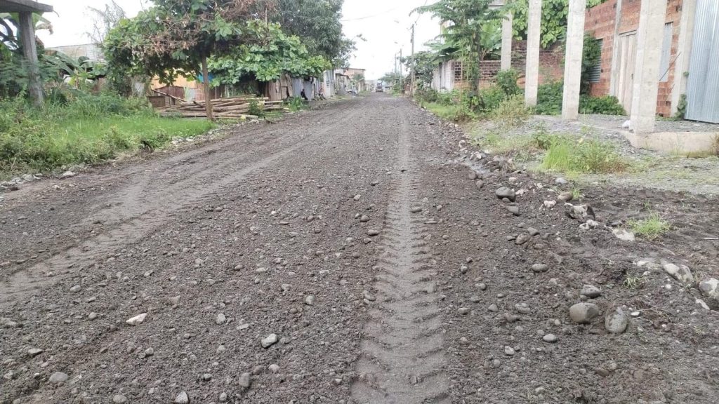 Reconformación vial mejora el tránsito en Carlos Velasteguí, Naranjito