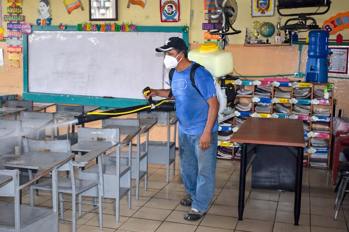 Fumigan contra dengue en escuelas de Naranjito