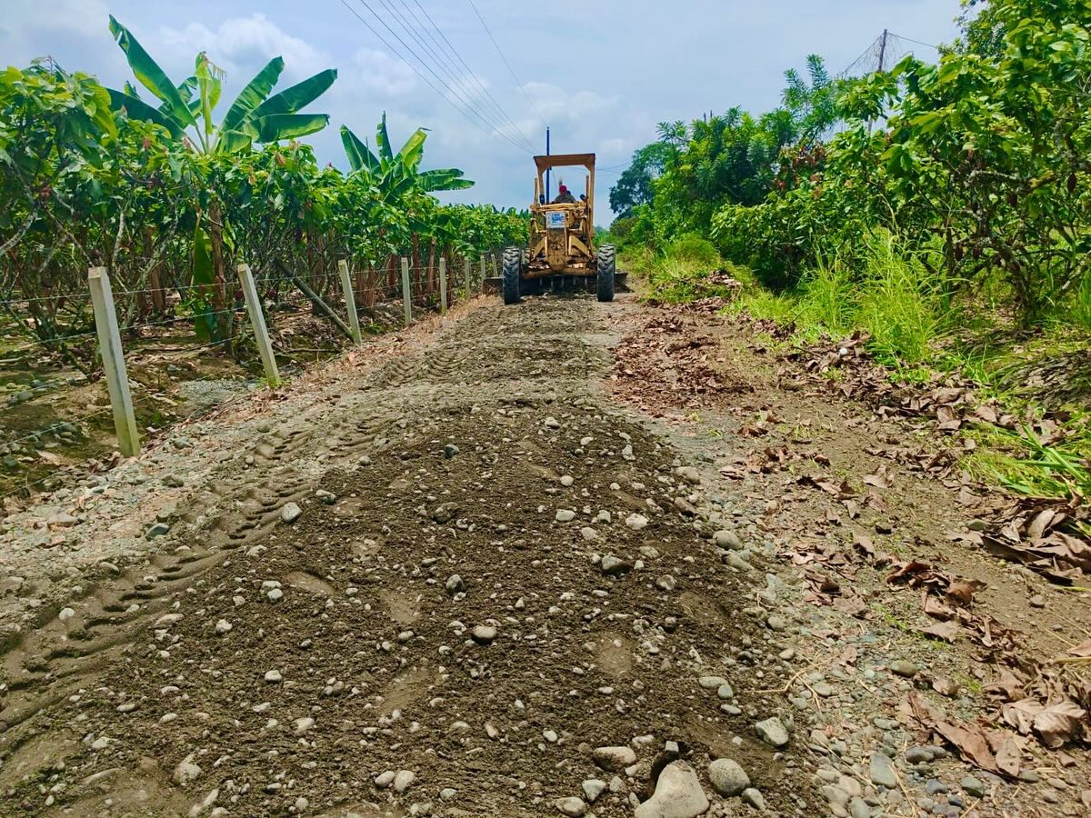 Reconformación vial con material pétreo en San Enrique, Naranjito