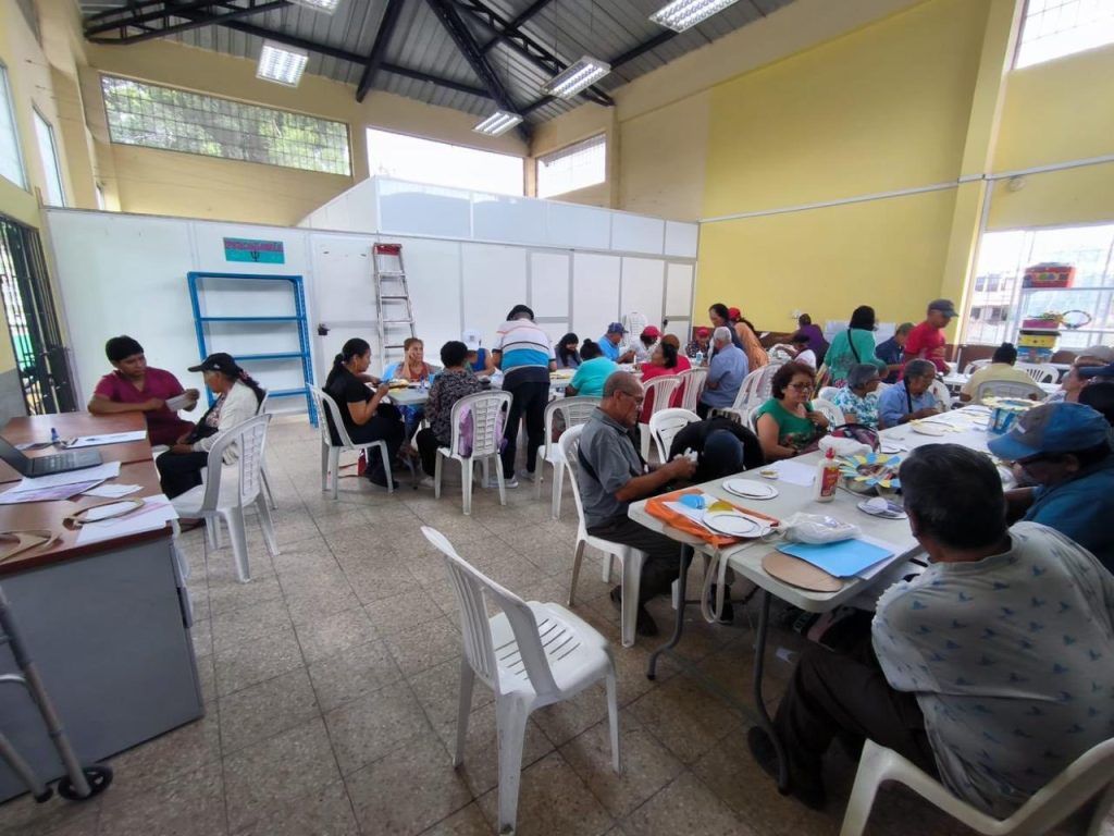 Adultos mayores de Naranjito reciben fisioterapia gratuita en el cantón