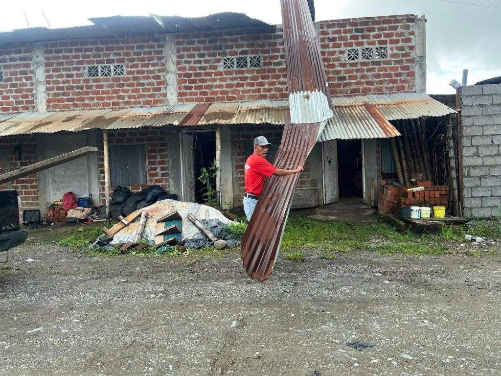 Alcaldía de Naranjito repara techo de familia afectada por vendaval