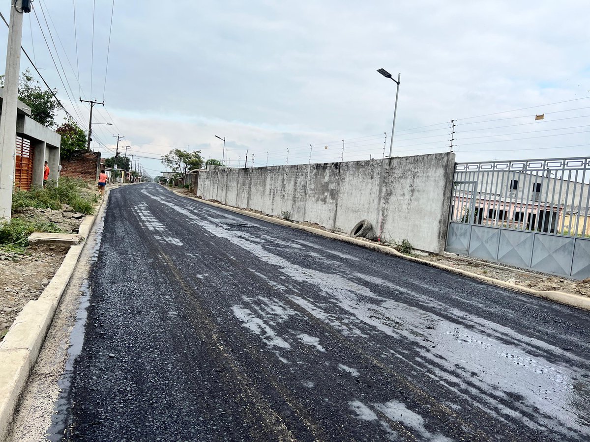 Alcaldía de Naranjito imprimó asfalto en calle central de Assad Bucaram