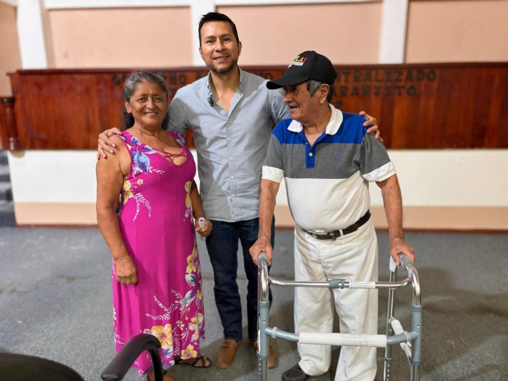 Entrega de sillas y andadores en Naranjito para vecinos con discapacidad