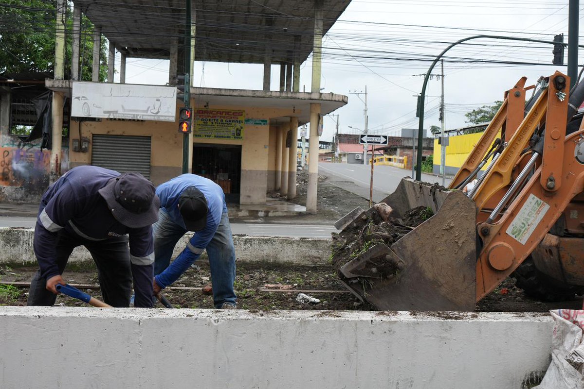 Alcaldía de Naranjito retira escombros en Av. Guayaquil