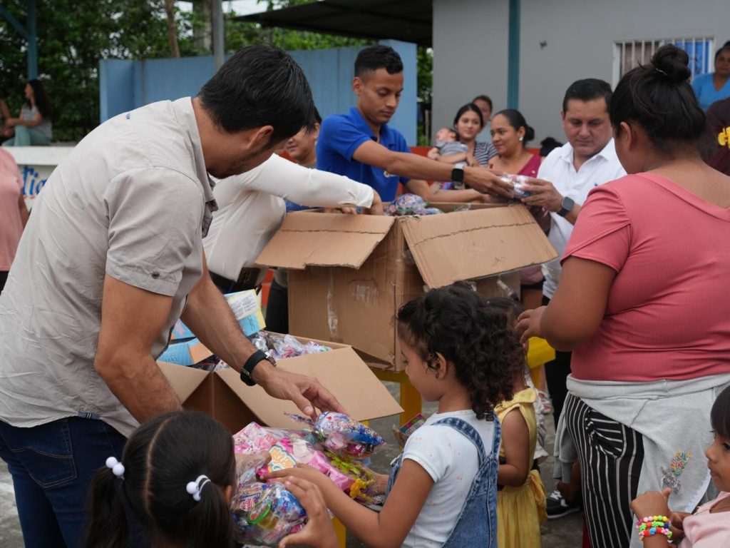 Alcaldía de Naranjito entrega juguetes y canastas en zonas rurales