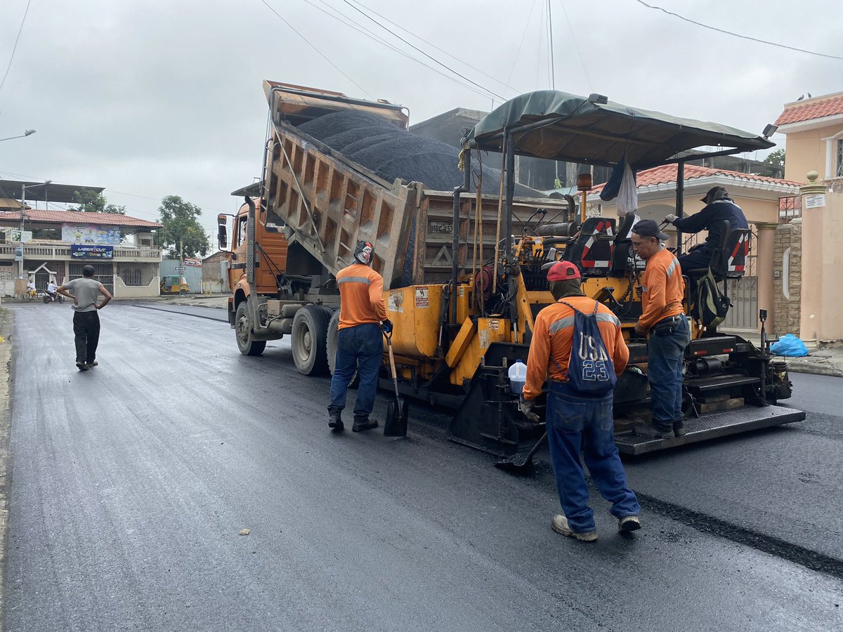Avanzan obras de asfaltado en Avenida Quito, Naranjito