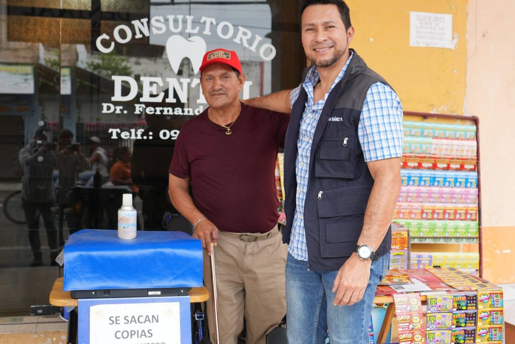 Alcaldía de Naranjito entrega sillas de ruedas y bastones a vecinos con movilidad reducida