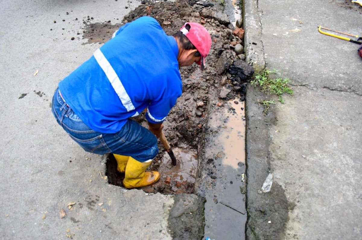 Reparan fuga de agua en Santa Margarita, Naranjito