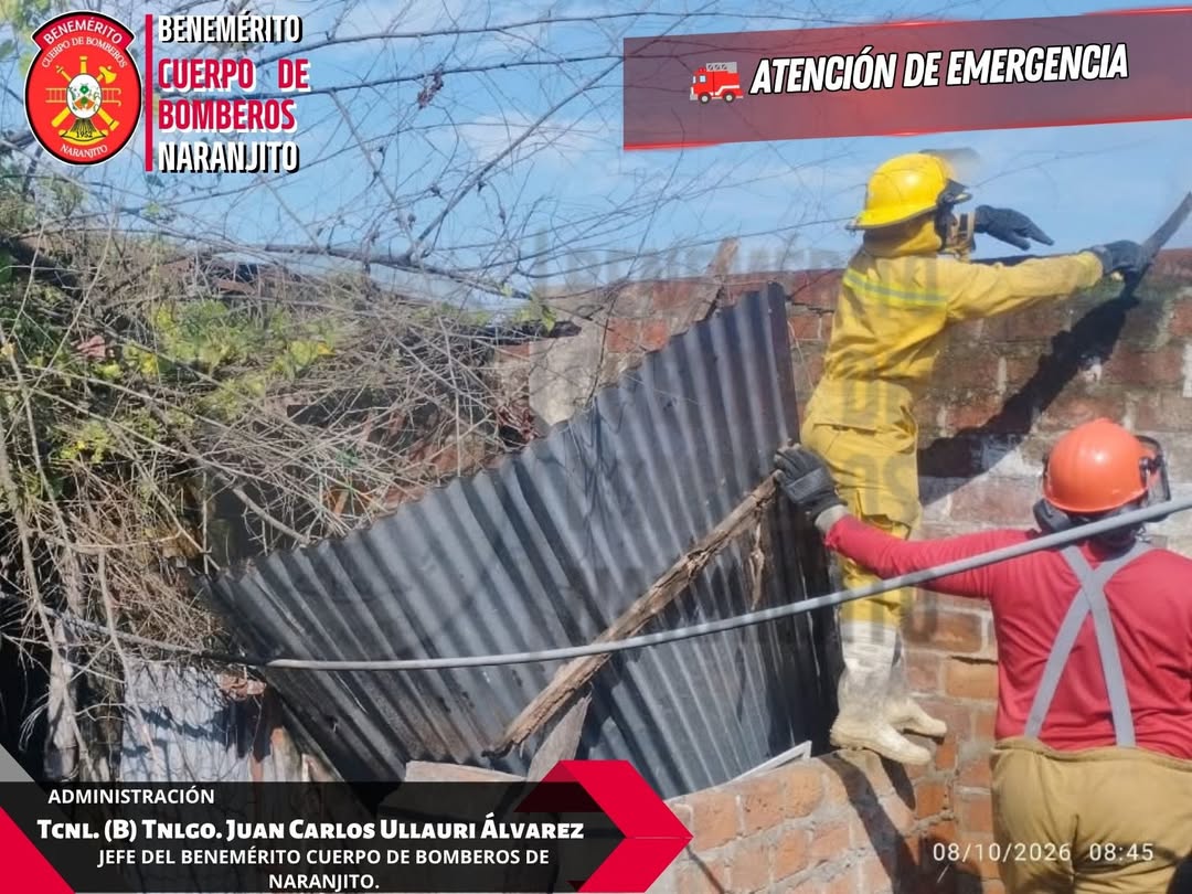 Bomberos de Naranjito retiran árboles caídos sobre vivienda en La Roldós