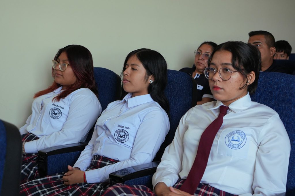 Alcaldía de Naranjito entrega 42 tablets a estudiantes de la Unidad Educativa