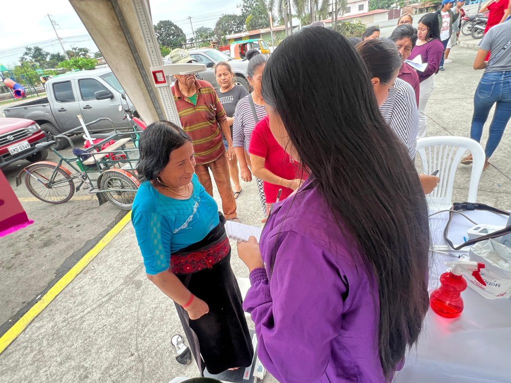 Brigada médica gratuita llega a comerciantes del Mercado Municipal de Naranjito