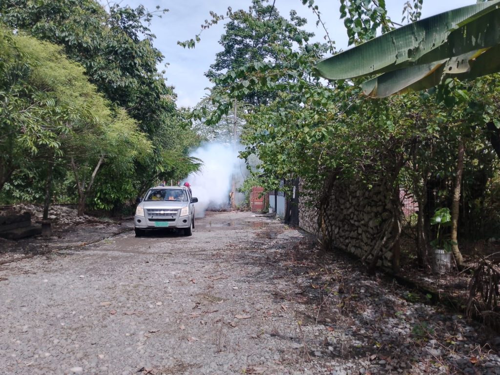 Fumigan contra mosquitos en el agro de Naranjito